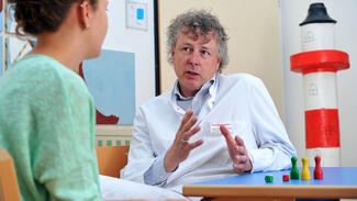 Communicator-Preisträger 2015: Boris Zernikow (Foto: Schmidt-Dominé/Universität Witten/Herdecke)