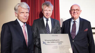 Verleihung des Communicator-Preises 2015: Preisträger Boris Zernikow (Mitte) mit den Präsidenten des Stifterverbandes, Andreas Barner (li.), und der DFG, Peter Strohschneider