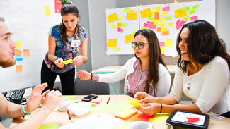 Studierende beim Hackathon (Foto: Impact Hub Berlin GmbH, [CC BY-ND 4.0](https://creativecommons.org/licenses/by-nd/4.0/deed.de)