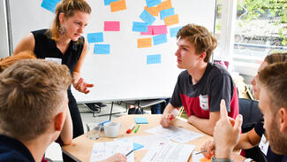 Studierende beim Hackathon (Foto: Impact Hub Berlin GmbH, [CC BY-ND 4.0](https://creativecommons.org/licenses/by-nd/4.0/deed.de)