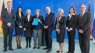 Die Expertenkommission Forschung und Innovation mit Bundeskanzlerin Angela Merkel bei der Übergabe des Jahresgutachtens 2017