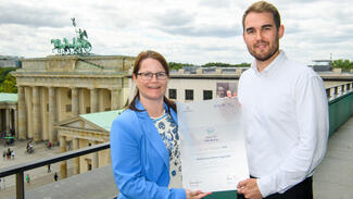Eine Uni – ein Buch: Übergabe der Urkunden am 27. Juli 2022 in Berlin (Foto: Peter Himsel)