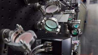 Laserstrahlen als Werkzeuge für die Oberflächenbehandlung (Foto: Fraunhofer/Banczerowski)