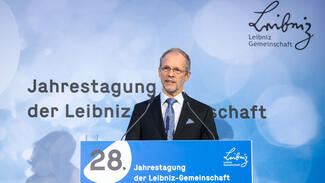 Forschung in Verantwortung: Preisverleihung 2022 an Jörg Overmann (Foto: Peter Himsel)