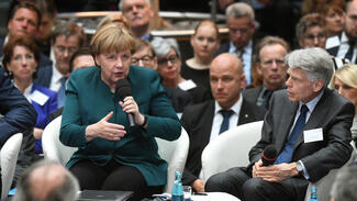 Kanzlerin Angela Merkel im Gespräch mit Andreas Barner, Präsident des Stifterverbandes (r.)