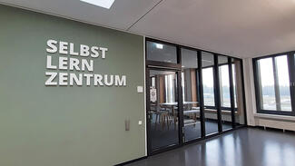 Selbstlernzentrum in der Bibliothek (Foto: Evangelische Hochschule Rheinland-Westfalen-Lippe)
