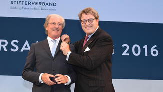 Verleihung der Richard-Merton-Ehrennadel 2016 an Wolfgang Reitzle (li.) durch Reinhard Christian Zinkann (Foto: David Ausserhofer)