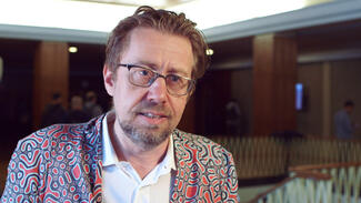 Daniel Pinchbeck: What if economy worked like a human body? (Video)