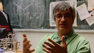 Metin Tolan: Humor im Hörsaal (Video)